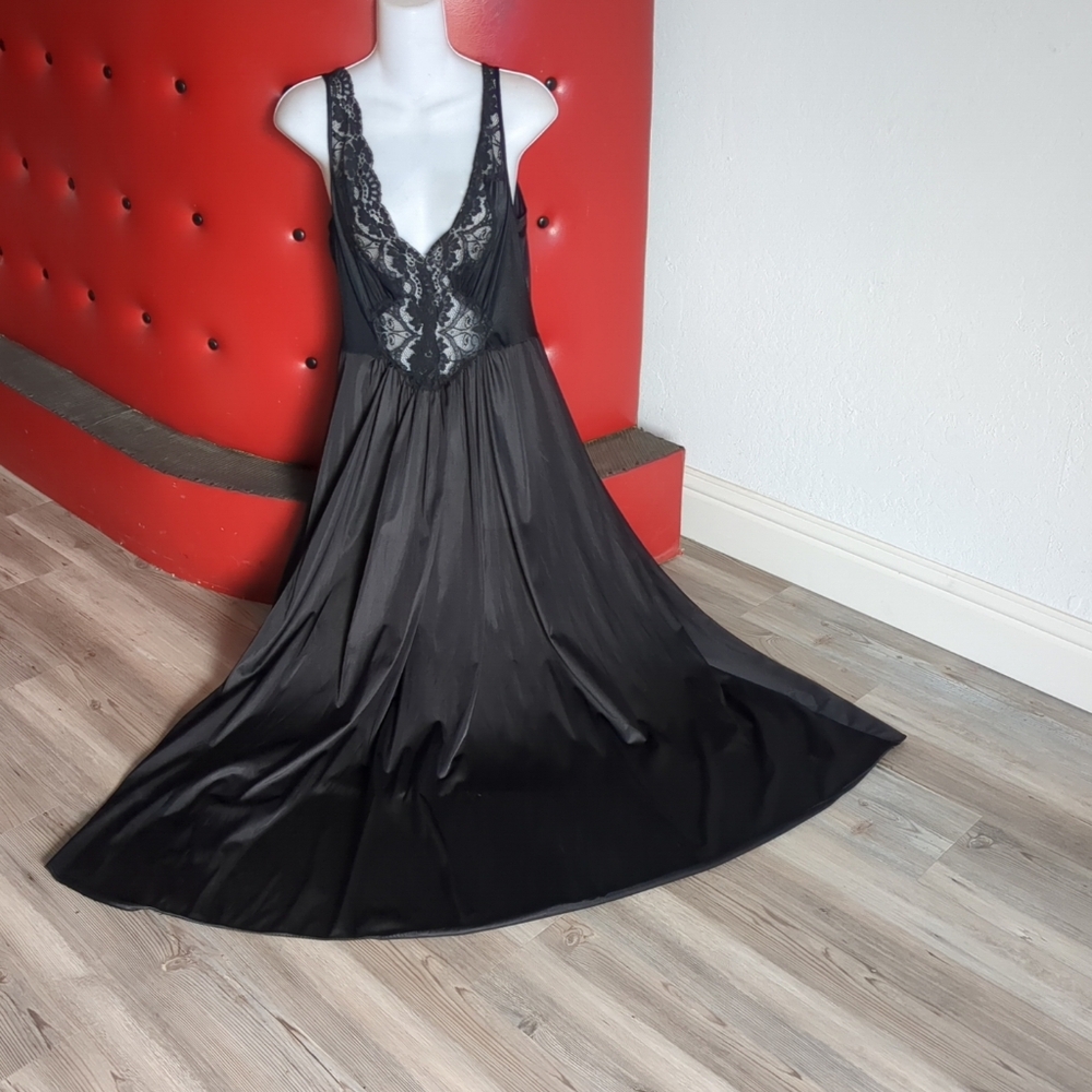 Vintage VANITY FAIR SWEEP NIGHTGOWN Sz L Long Nylon & Black LACE Goth